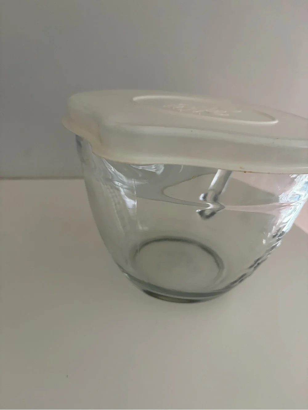 Pampered chef’s batter mixing Bowl with White Lid - Home Kitchen